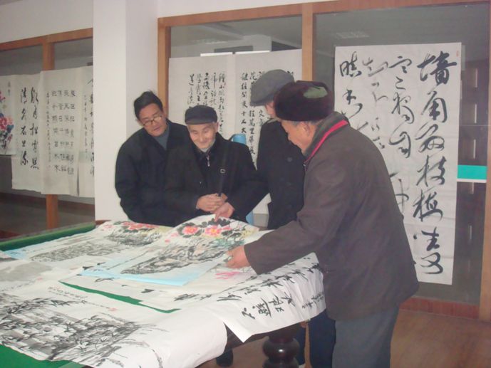 市老干部书画协会成员观摩南丰镇老干部活动中心陈列的作品