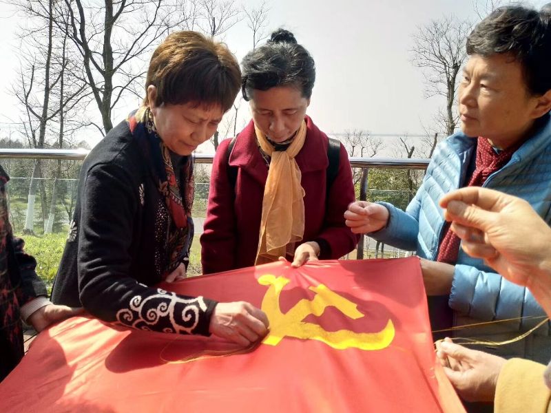 姑苏区处级退休女干部体验苏绣—一针一线绣党旗